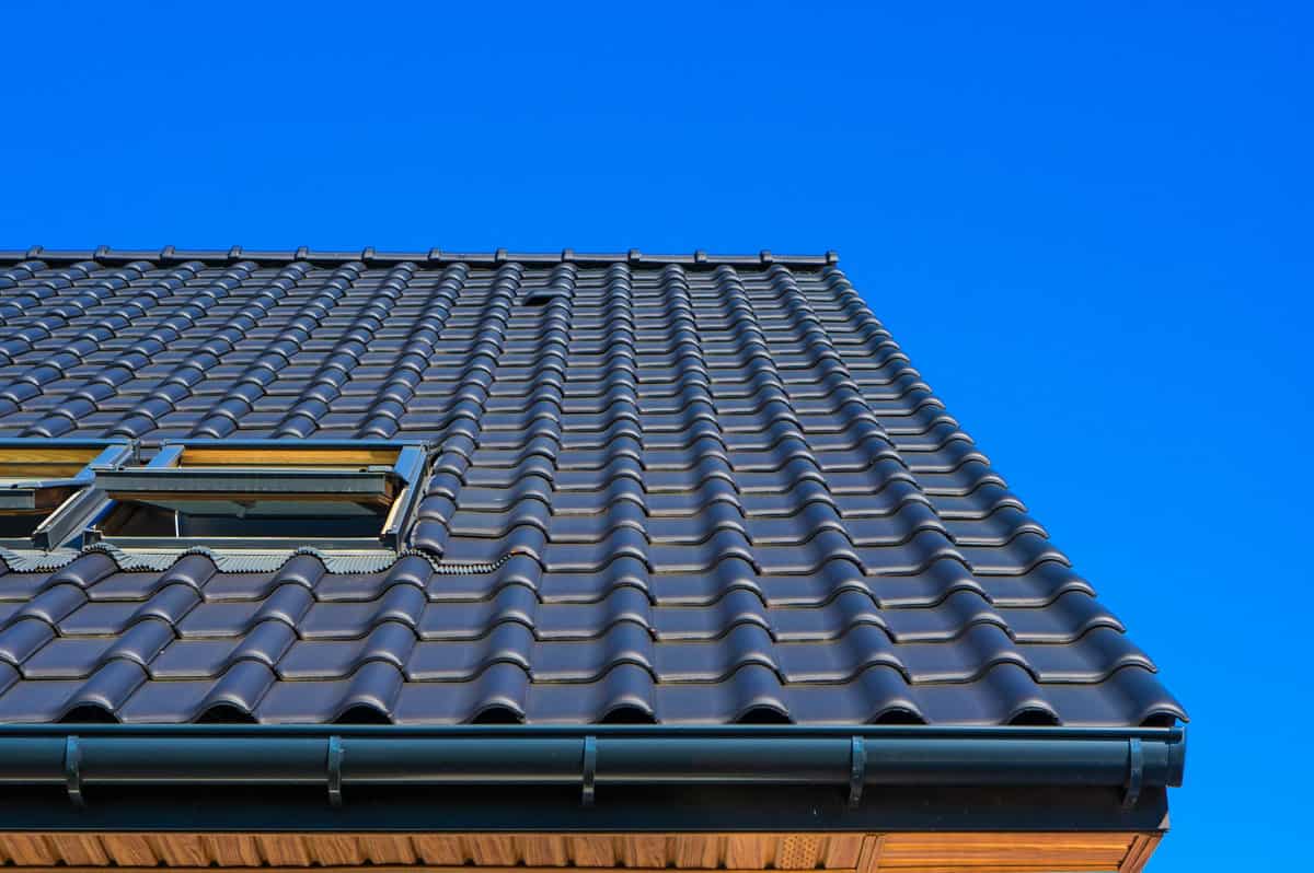 plan-rapproche-faible-angle-vertical-du-toit-noir-immeuble